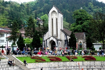 Rất đông du khách đến khu du lịch Quốc gia Sapa (Lào Cai) trong kỳ nghỉ lễ.