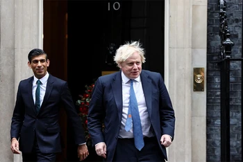 Thủ tướng Boris Johnson và Bộ trưởng Tài chính Rishi Sunak. (Ảnh: Reuters)