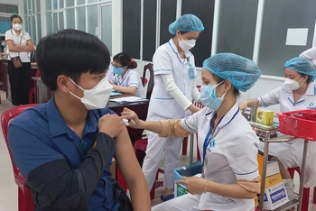Quảng Ngãi yêu cầu các địa phương tập trung chỉ đạo quyết liệt việc tiêm vaccine phòng Covid-19.