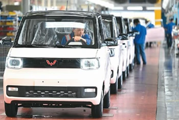 Dây chuyền sản xuất ô-tô năng lượng mới tại thành phố Liễu Châu. (Ảnh: Nhân Dân Nhật báo)