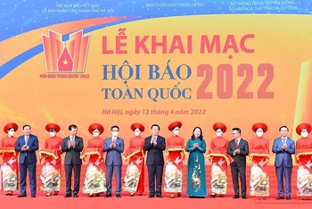 Các đại biểu thực hiện nghi thức cắt băng khai mạc Hội Báo Toàn quốc năm 2022.