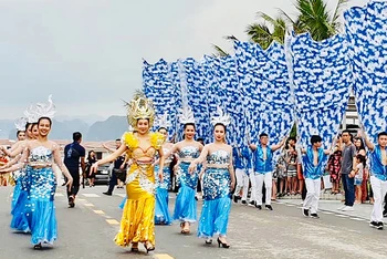 Màn diễu hành tại Carnaval Hạ Long 2019 (Ảnh: BND)