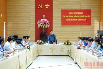 Đồng chí Nguyễn Trọng Nghĩa làm việc với Ban Thường vụ Huyện ủy Lý Sơn (Quảng Ngãi).