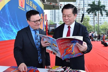 Bí thư Trung ương Đảng, Trưởng Ban Tuyên giáo Trung ương Nguyễn Trọng Nghĩa tham quan gian trưng bày của Báo Nhân Dân.