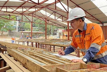Công nhân lao động tại dây chuyển sản xuất niken ở Bản Phúc, tỉnh Sơn La.