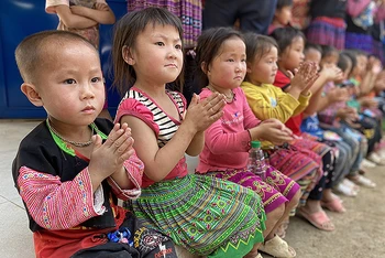 Thiếu nhi địa phương chung niềm vui từ ngôi trường mới khang trang, sạch đẹp. 