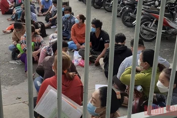 Người lao động xếp hàng từ sớm để làm thủ tục rút bảo hiểm xã hội 1 lần tại Bảo hiểm xã hội thành phố Thủ Đức, thành phố Hồ Chí Minh.