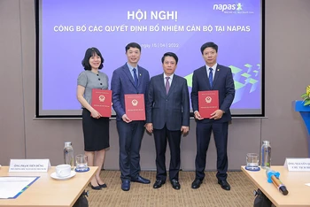 Phó Thống đốc Ngân hàng Nhà nước Phạm Tiến Dũng trao Quyết định giao đại diện phần vốn nhà nước tại Napas.