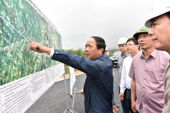 Phó Thủ tướng Lê Văn Thành kiểm tra thực địa tuyến dự án cao tốc Mai Sơn-Quốc lộ 45.