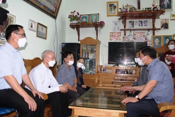 Lãnh đạo tỉnh Thanh Hóa thăm hỏi tình hình đời sống của hộ đồng bào Công giáo ở giáo xứ Yên Khánh. (Ảnh: Mai Luận)