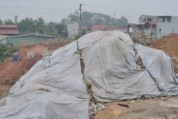 Lượng rác thải lớn được phát hiện trong quá trình xây dựng điểm dân cư nông thôn mới Xuân Phương.