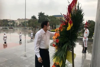 Trưởng Ban Nội chính Trung ương Phan Đình Trạc cùng đoàn công tác Ban Nội chính Trung ương dâng hoa tại Tượng đài Tổng Bí thư Nguyễn Văn Linh.