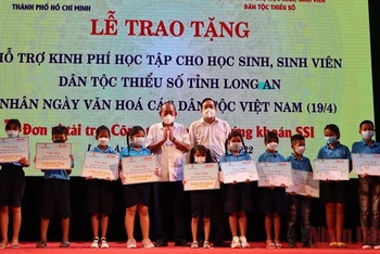 Nguyên Phó Thủ tướng Thường trực Chính phủ Trương Hòa Bình trao kinh phí học tập cho học sinh dân tộc thiểu số có hoàn cảnh khó khăn tại Long An.