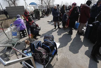 Người dân Ukraine sơ tán khỏi thành phố Mariupol ngày 24/3/2022. (Ảnh minh họa: THX/TTXVN)