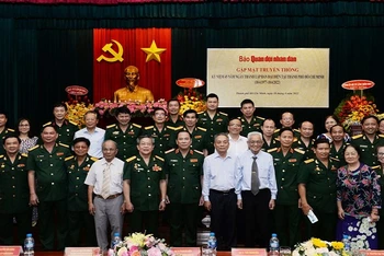 Các thế hệ lãnh đạo, cán bộ, phóng viên Ban Đại diện phía nam báo Quân đội nhân dân chụp hình lưu niệm tại buổi gặp mặt.