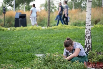 Công nhân dọn vệ sinh trong một công viên ở Moskva, Nga. (Ảnh: Thanh Thể)