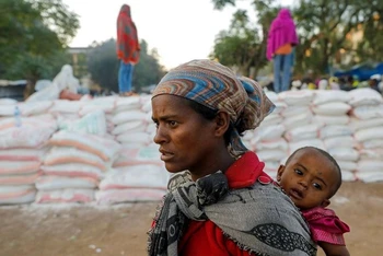 Người dân xếp hàng chờ nhận lương thực cứu trợ tại thị trấn Shire, vùng Tigray, Ethiopia. (Ảnh: Reuters)