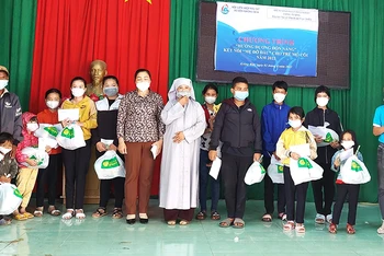 Hội Liên hiệp Phụ nữ huyện Krông Búk tổ chức chương trình kết nối “Mẹ đỡ đầu” cho trẻ mồ côi năm 2022.