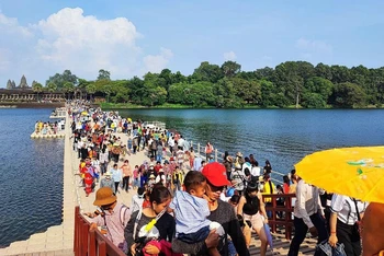 Khách du lịch thăm đền Angkor Wat trong dịp lễ Chol Chnam Thmey. (Ảnh: Fresh News)