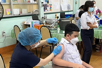 Tiêm vaccine phòng Covid-19 cho học sinh tại điểm Trường trung học cơ sở Hồng Bàng, quận 5, Thành phố Hồ Chí Minh.