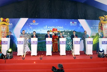 Lãnh đạo tỉnh Lâm Đồng và nhà đầu tư bấm nút khởi công dự án SAM Tuyền Lâm giai đoạn 2.