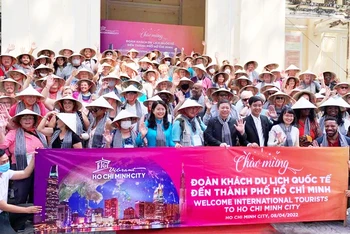 Đoàn 126 du khách Mỹ được chào đón nồng nhiệt khi đến tham quan Bảo tàng Lịch sử Thành phố Hồ Chí Minh hôm 8/4 (Ảnh: Sở Du lịch Thành phố Hồ Chí Minh)