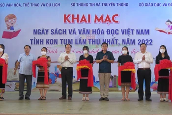 Các đại biểu cắt băng khai mạc Ngày sách và Văn hóa đọc Việt Nam tỉnh Kon Tum lần thứ nhất năm 2022.