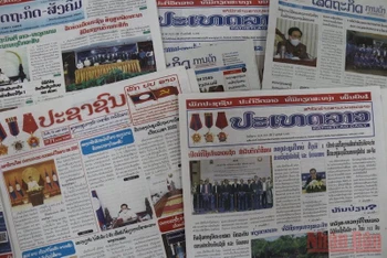 Báo chí Lào trong hai ngày 18/4 và 19/4 đăng nhiều bài viết ca ngợi mối quan hệ Việt Nam-Lào. (Ảnh: Xuân Sơn)