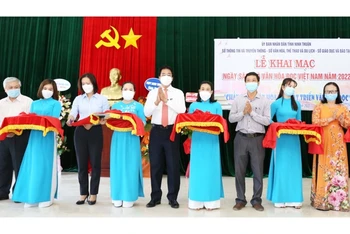 Lãnh đạo tỉnh Ninh Thuận và thành viên Ban Tổ chức cắt băng khai mạc Ngày Sách và văn hóa đọc Việt Nam năm 2022.