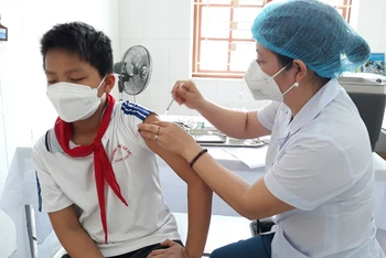 Huyện Đông Hưng (tỉnh Thái Bình) là địa phương đầu tiên triển khai tiêm vaccine ngừa Covid-19 cho trẻ đến 12 tuổi.