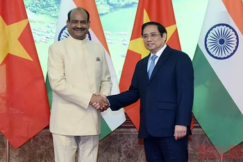 Thủ tướng Phạm Minh Chính đón Chủ tịch Hạ viện Cộng hoà Ấn Độ Om Birla.