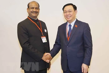 Chủ tịch Quốc hội Vương Đình Huệ hội kiến Chủ tịch Hạ viện Ấn Độ Om Birla nhân chuyến thăm Ấn Độ. (Ảnh: Doãn Tấn/TTXVN)