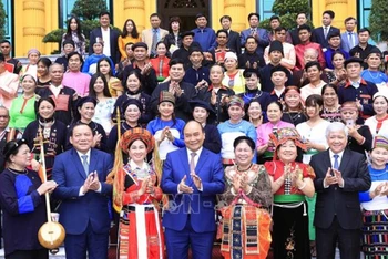 Chủ tịch nước Nguyễn Xuân Phúc gặp mặt Đoàn đại biểu già làng, trưởng bản, nghệ nhân người dân tộc thiểu số tiêu biểu. (Ảnh: TTXVN)