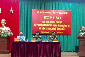 Đại diện các cơ quan Bộ Quốc phòng và Tỉnh ủy Quảng Trị đồng chủ trì họp báo giới thiệu Hội thảo. 