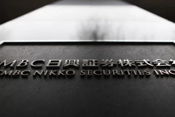 SMBC Nikko bị cáo buộc thao túng giá thông qua việc đặt lượng lớn lệnh mua ngay trước khi thị trường đóng cửa.(Nguồn: Reuters)