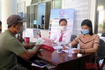 Bảo hiểm xã hội Phú Yên tiếp nhận, giải quyết hồ sơ hỗ trợ cho người lao động theo Nghị quyết 116. (Ảnh minh họa: TRÌNH KẾ)