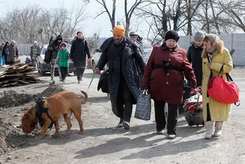 Người dân Ukraine sơ tán khỏi thành phố Mariupol hồi tháng 3/2022. (Ảnh: Reuters)