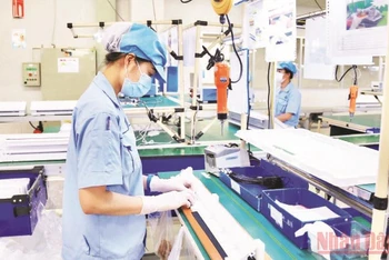Sản xuất linh kiện điện tử tại Công ty TNHH Rhythm Precision Việt Nam, khu công nghiệp Nội Bài (Hà Nội).
