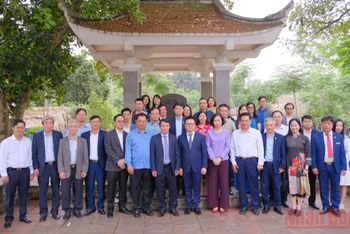 Đoàn cán bộ Hội Nhà báo Việt Nam chụp ảnh lưu niệm tại Di tích lịch sử quốc gia nơi ra đời Hội Nhà báo Việt Nam.
