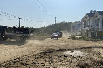 Đoạn tuyến trước Cục Thuế tỉnh qua bản Phiêng Bua trong dự án đường Bệnh viện tỉnh Điện Biên-Tà Lèng lồi lõm, xuống cấp nghiêm trọng.