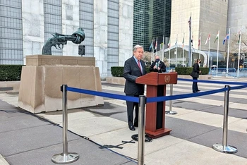 Tổng Thư ký Liên hợp quốc Antonio Guterres phát biểu trước tác phẩm điêu khắc nổi tiếng “Không bạo lực” với biểu tượng nòng súng bị vặn xoắn thắt nút, đặt tại Trụ sở Liên hợp quốc ở New York, Mỹ, ngày 19/4/2022. (Ảnh: Liên hợp quốc)