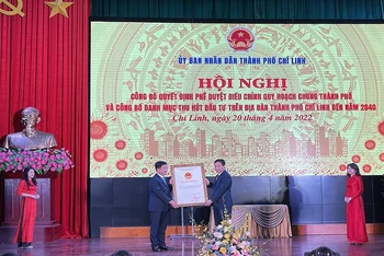 Chủ tịch UBND tỉnh Hải Dương Triệu Thế Hùng trao Quyết định phê duyệt điều chỉnh quy hoạch chung thành phố Chí Linh đến năm 2040.