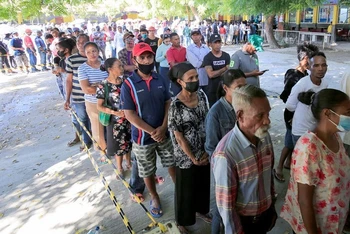 Người dân xếp hàng chờ bỏ phiếu trong cuộc bầu cử tổng thống ở Dili, Timor Leste, ngày 19/3/2022. (Ảnh: Reuters)
