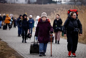 Người tị nạn Ukraine sơ tán tránh xung đột sang Medyka, Ba Lan ngày 4/3/2022. (Ảnh: Reuters)