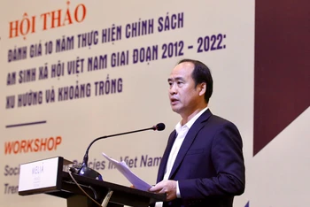 Thứ trưởng Lao động-Thương binh và Xã hội Nguyễn Văn Hồi phát biểu tại hội thảo.