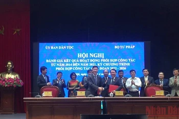 Quang cảnh lễ ký kết Chương trình phối hợp công tác giai đoạn 2022-2026 giữa Ủy ban Dân tộc và Bộ Tư pháp. (Ảnh: V.T)