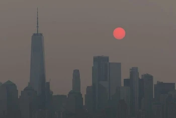Khói mù mịt bao phủ thành phố New York, bang New York, Mỹ do cháy rừng, 21/7/2021. (Ảnh: Reuters)