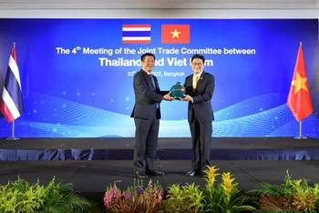 Bộ trưởng Nguyễn Hồng Diên tặng quà lưu niệm cho Phó Thủ tướng, Bộ trưởng Jurin Laksanawisit. 