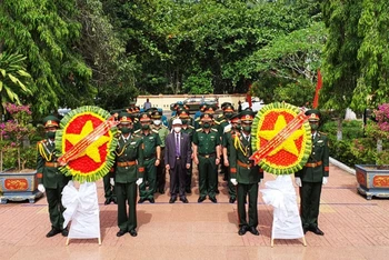 Các đại biểu tham gia Lễ viếng, dâng hoa, dâng hương tại Nghĩa trang Liệt sĩ huyện Đắk Tô.