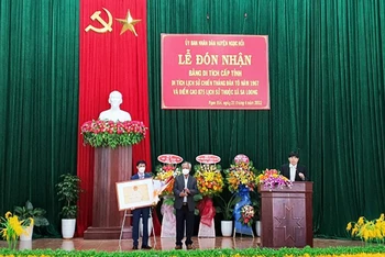 Trao Bằng xếp hạng di tích cấp tỉnh đối với Di tích lịch sử Chiến thắng Đăk Tô năm 1967 và Điểm cao 875 lịch sử cho Ủy ban nhân dân huyện Ngọc Hồi, tỉnh Kon Tum.